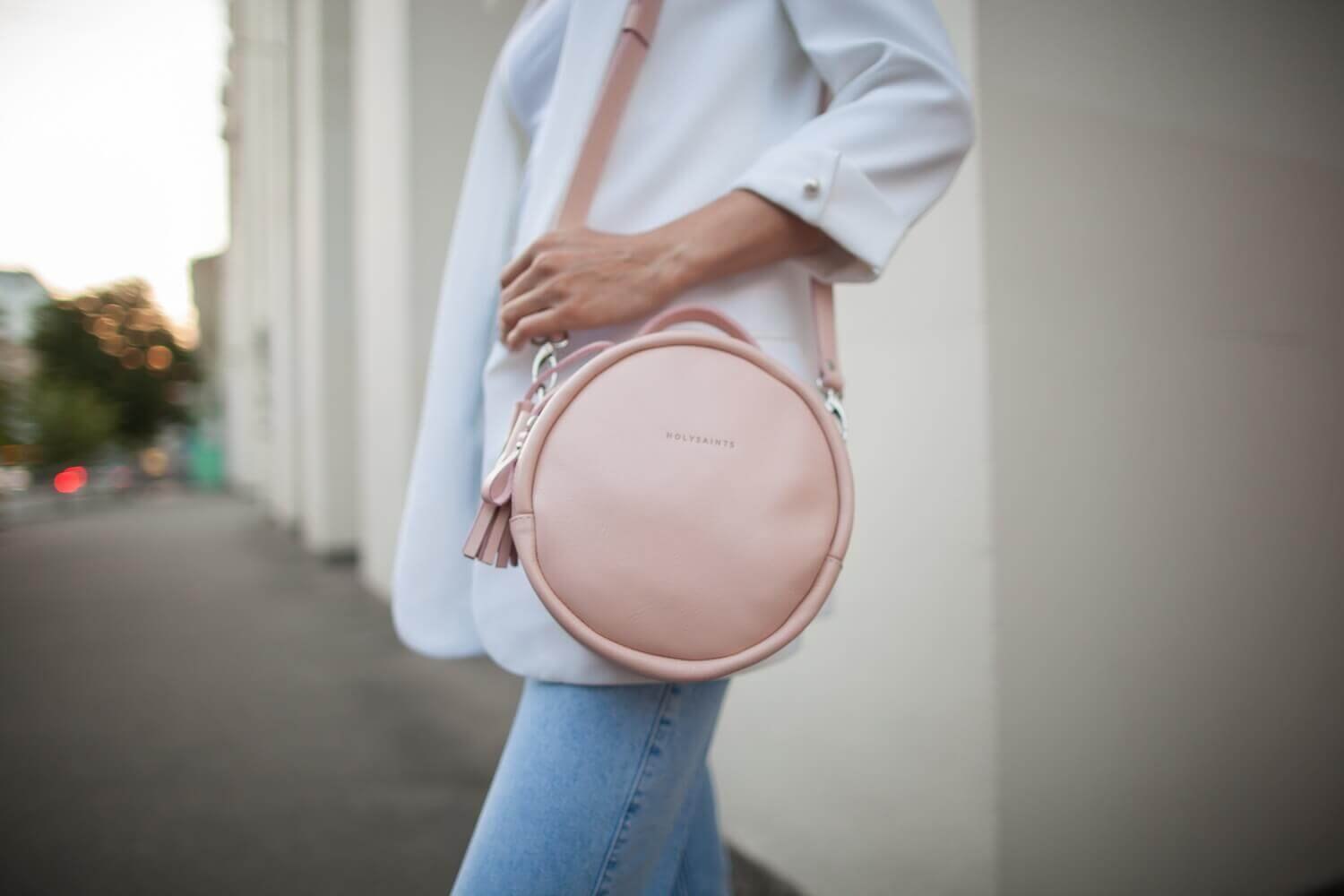 Bag rounds. Small White Round Bag артикул: 01.01.01. Round Handbag. Круглая сумка с чем носить. Huge Round Bag behind.