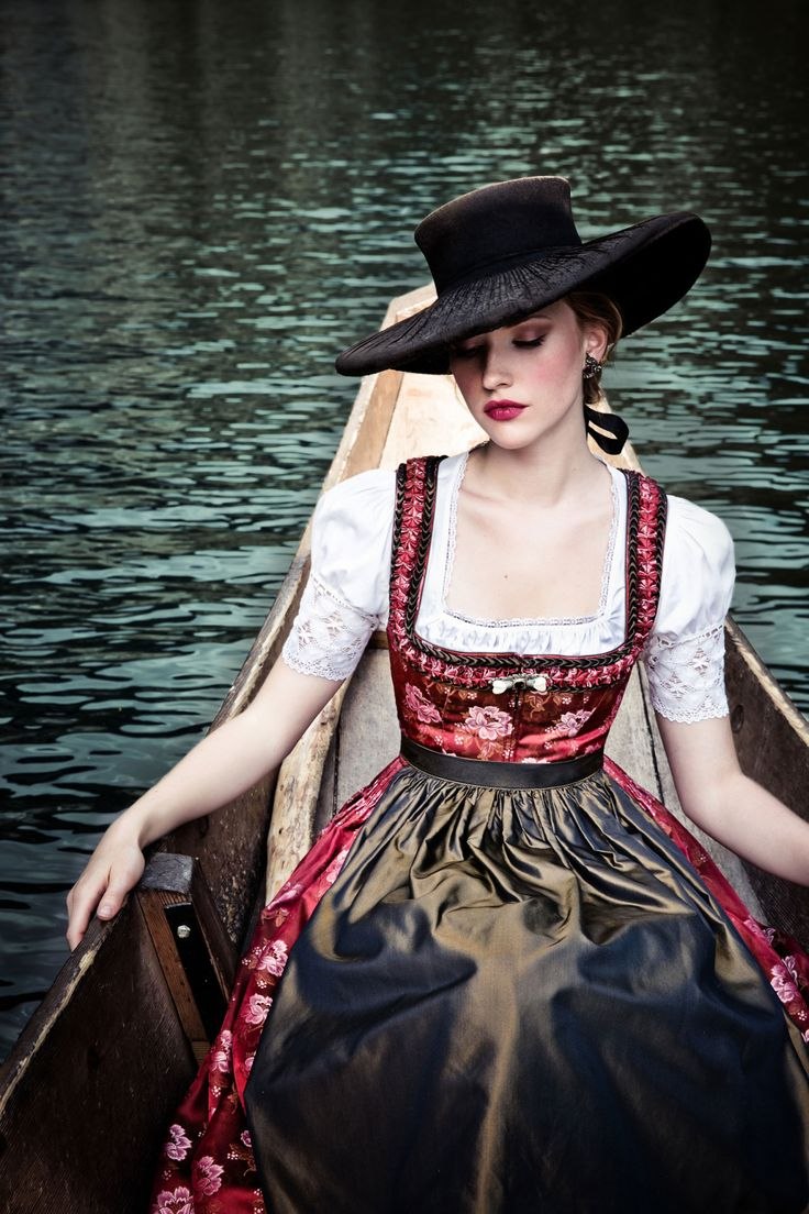 Lena Hoschek_tradition
